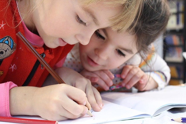 Enfants studieux en train d'apprendre